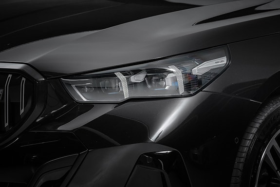 BMW i5 4 of 5