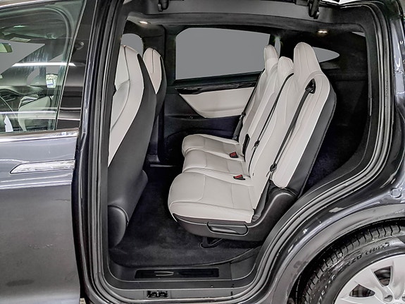 Tesla Model X 21 of 28