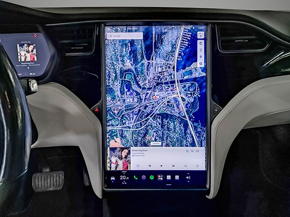 Tesla Model X 16 of 28