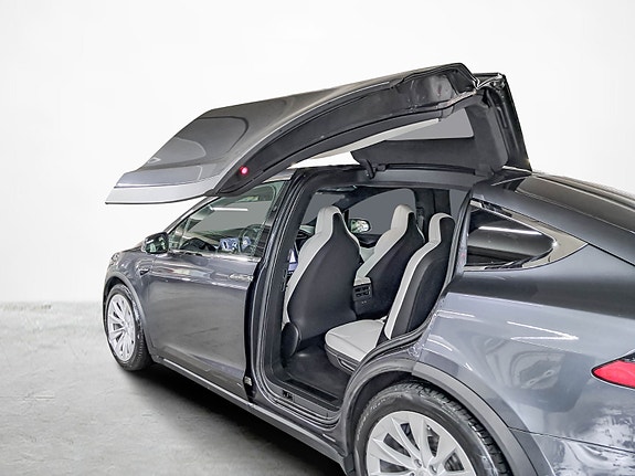 Tesla Model X 20 of 28