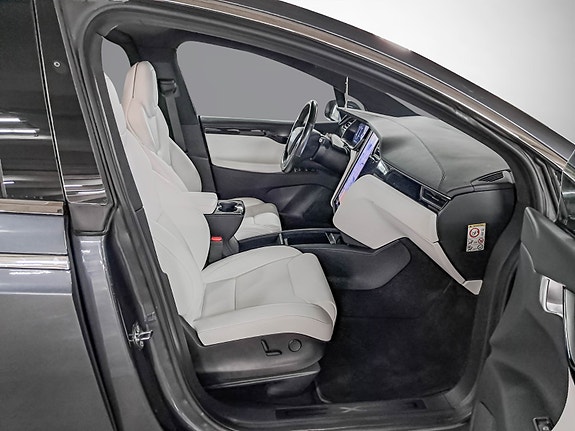 Tesla Model X 18 of 28