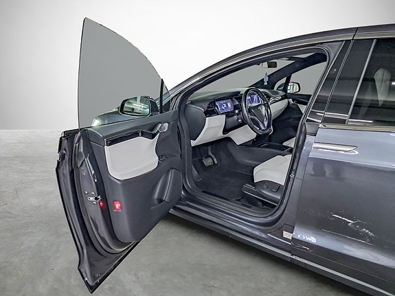 Tesla Model X 10 of 28