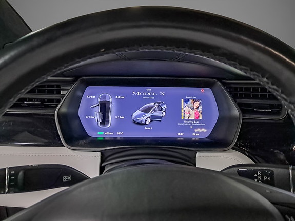 Tesla Model X 15 of 28