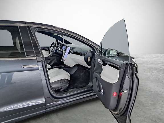 Tesla Model X 19 of 28