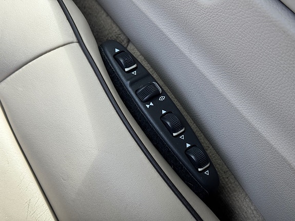 Mercedes-Benz E220 13 of 30
