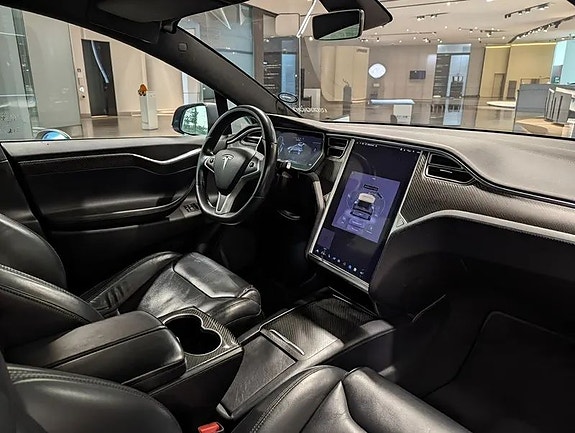 Tesla Model X 3 of 5
