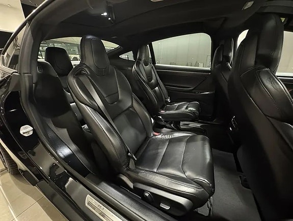 Tesla Model X 4 of 5