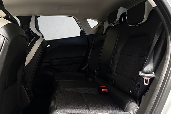 Romslige bakseter med svart stoff og sikkerhetsbelter. har også isofix.