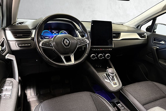 Moderne cockpit med digital instrumentering og stor infotainmentskjerm.