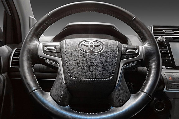 Toyota Land Cruiser 12 of 30