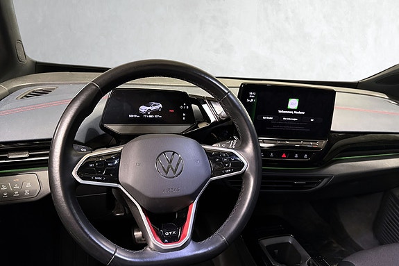 Dobbel touchscreen for infotainment og smarte funksjoner i førermiljø.