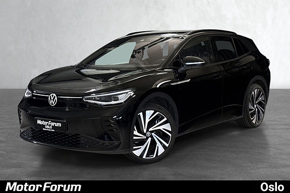 Sporty front i svart med distinkte alufelger og moderne design.