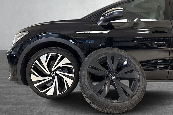 To unike felgdesigns vist for å velge perfekt stil med bilen.