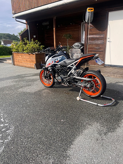 KTM 125 Duke 3 of 5