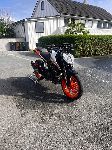KTM 125 Duke 2 of 5