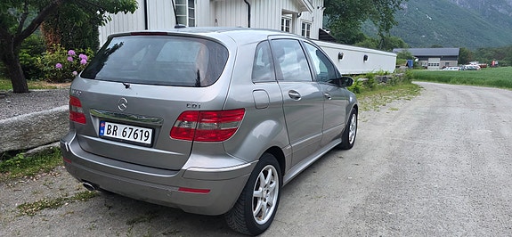 Mercedes-Benz B180 4 of 5