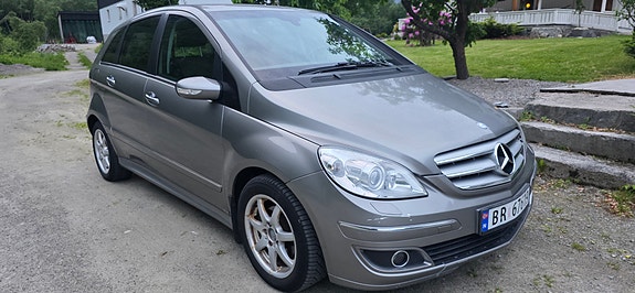 Mercedes-Benz B180 3 of 5