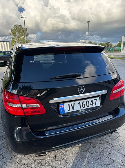 Mercedes-Benz B180 2 of 5