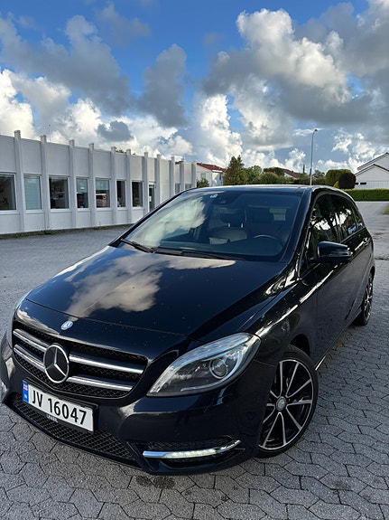Mercedes-Benz B180 4 of 5
