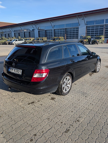 Mercedes-Benz C200 3 of 5