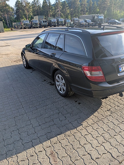 Mercedes-Benz C200 4 of 5