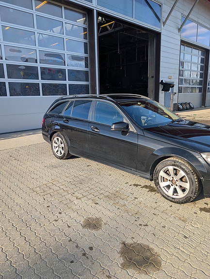 Mercedes-Benz C200 2 of 5