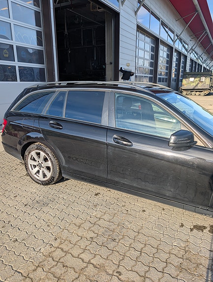 Mercedes-Benz C200 4 of 5