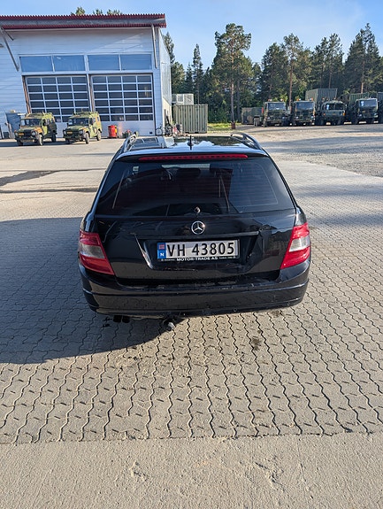 Mercedes-Benz C200 3 of 5