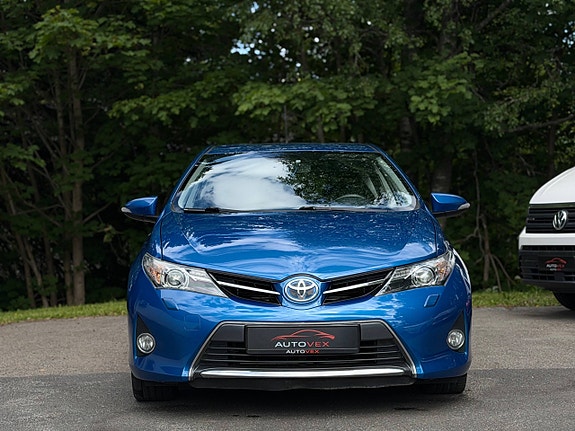Toyota Auris 2 of 5