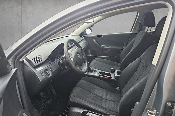 Volkswagen Passat 9 of 15