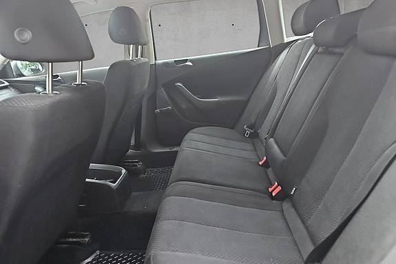 Volkswagen Passat 10 of 15