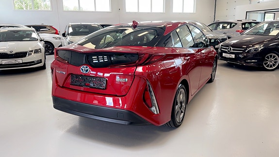 Toyota Prius Plug-in Hybrid 11 of 30