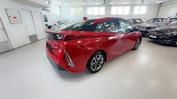 Toyota Prius Plug-in Hybrid 12 of 30