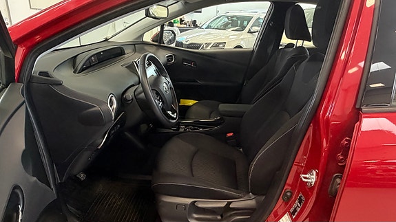 Toyota Prius Plug-in Hybrid 23 of 30