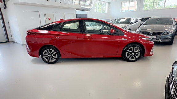 Toyota Prius Plug-in Hybrid 13 of 30