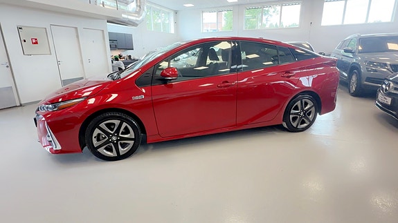 Toyota Prius Plug-in Hybrid 9 of 30
