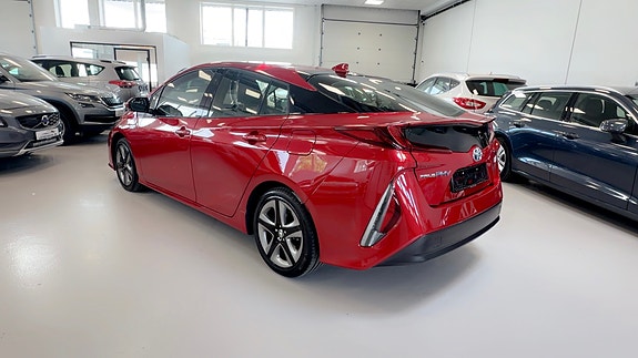 Toyota Prius Plug-in Hybrid 16 of 30