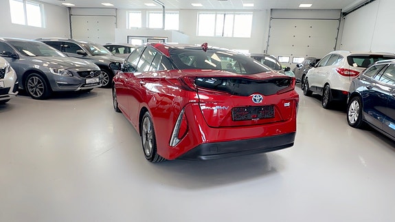 Toyota Prius Plug-in Hybrid 17 of 30