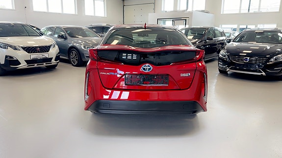 Toyota Prius Plug-in Hybrid 14 of 30
