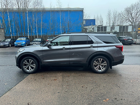 Ford Explorer 3 of 5