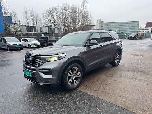 Ford Explorer 2 of 5