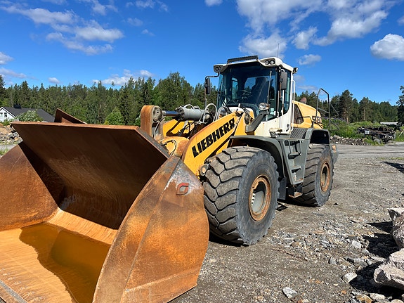 Liebherr 580 2 of 5