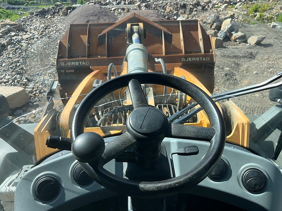 Liebherr 580 3 of 5