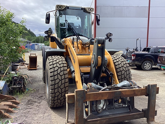 Liebherr 526 2 of 5