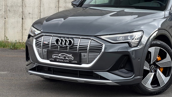 Audi e-tron Sportback 2 of 5
