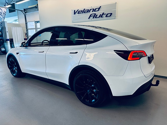 Tesla Model Y 4 of 5