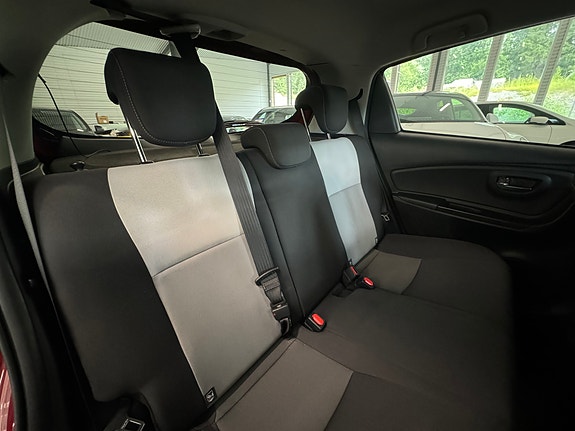 Toyota Yaris 13 of 28