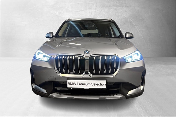 BMW iX1 4 of 5