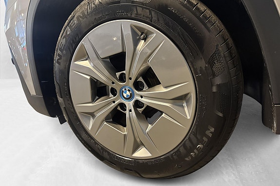 BMW iX1 2 of 5