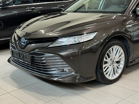 Toyota Camry 6 of 30
